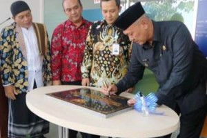 Bupati Kuningan saat meresmikan Bank BJB KCP Luranggung. 